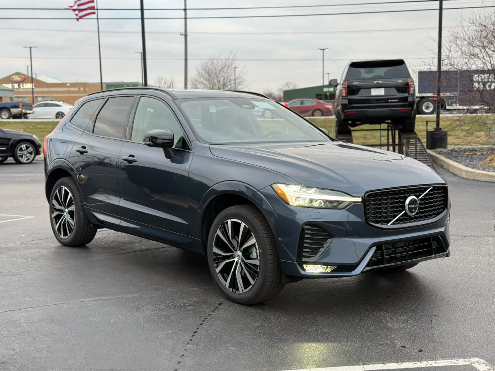 2025 Volvo XC60 B5 Plus photo 4