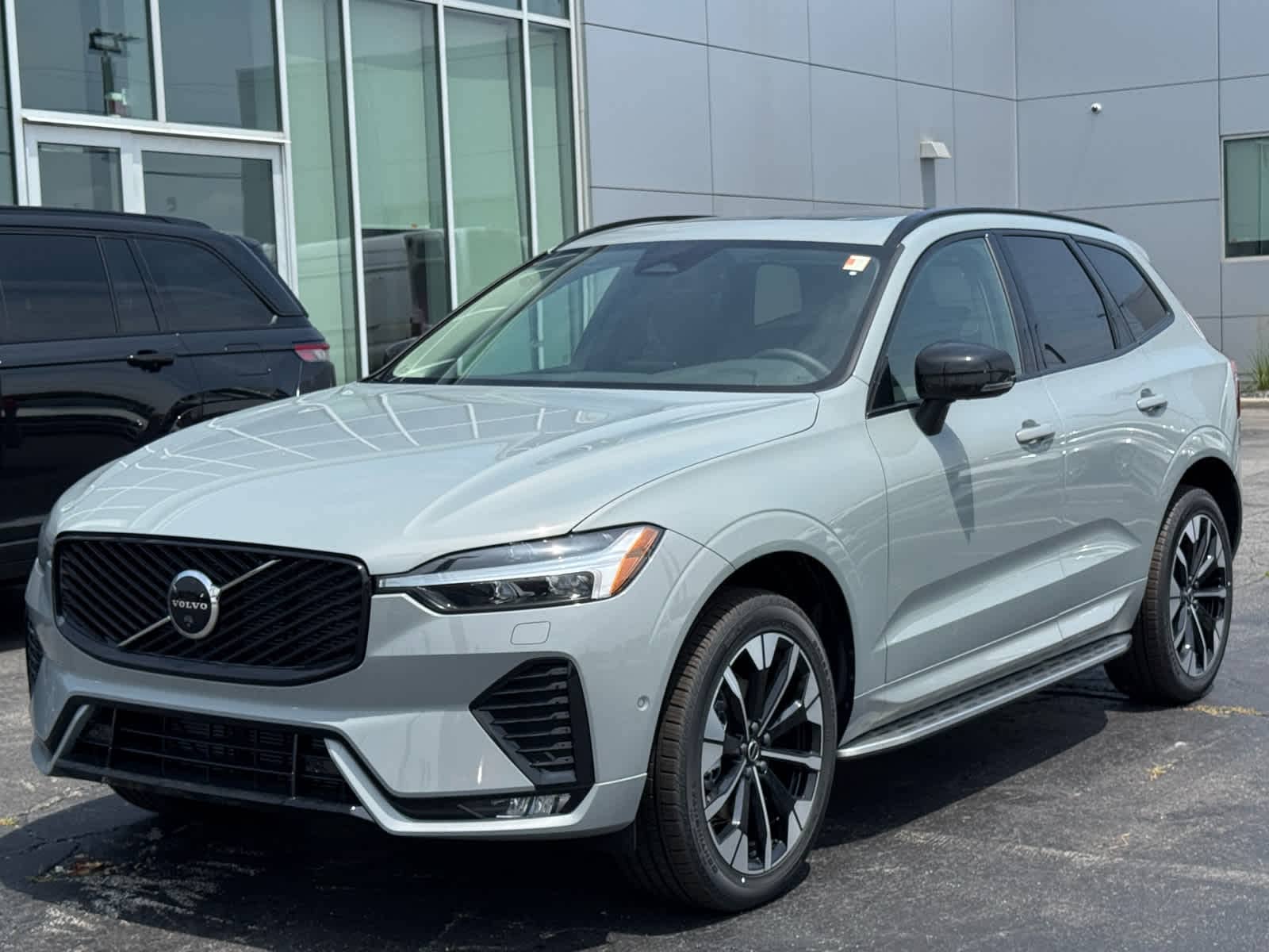 2026 Volvo XC60 Plus - Photo 4