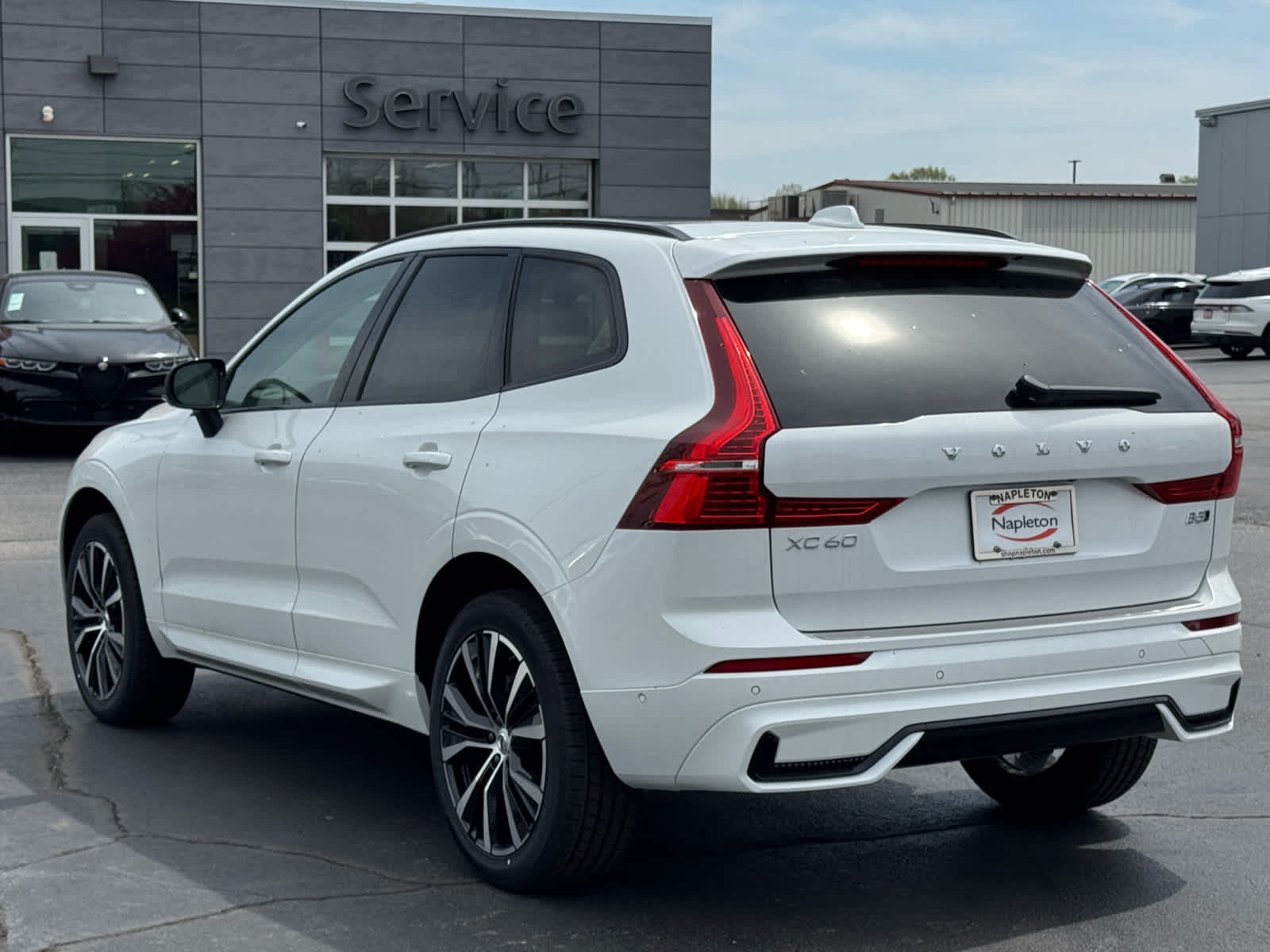 2025 Volvo XC60 B5 Plus photo 4