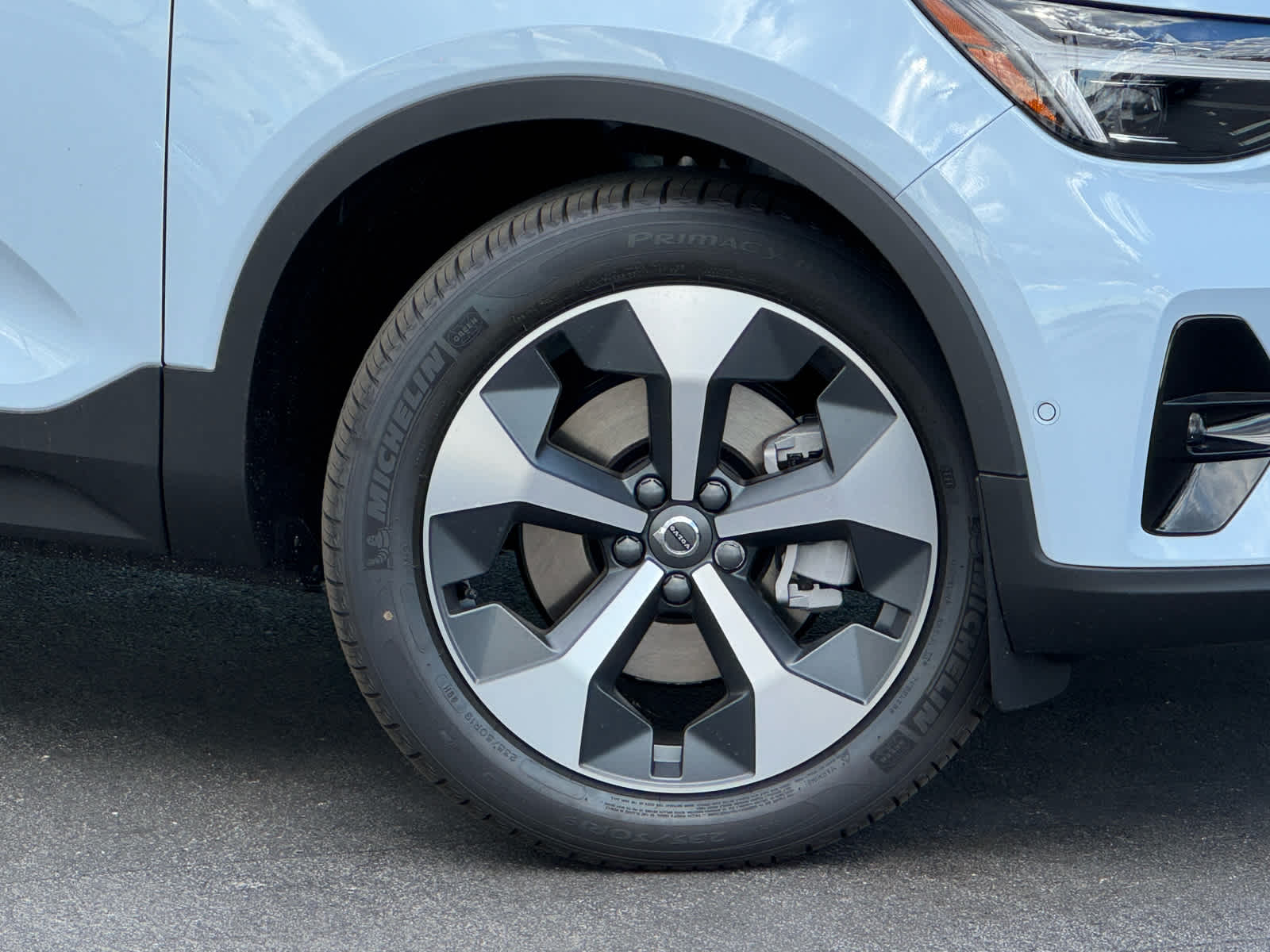 2026 Volvo XC40 Plus photo 2