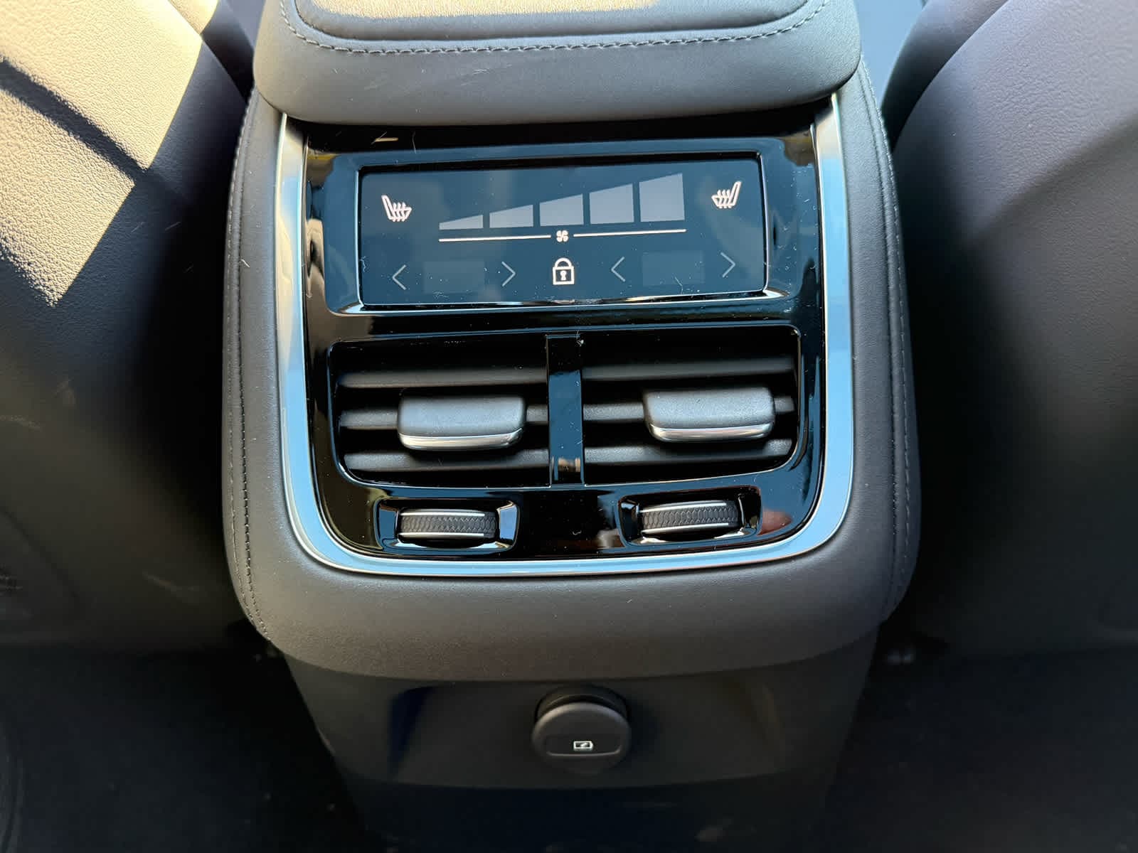 2026 Volvo XC90 Plus - Photo 27