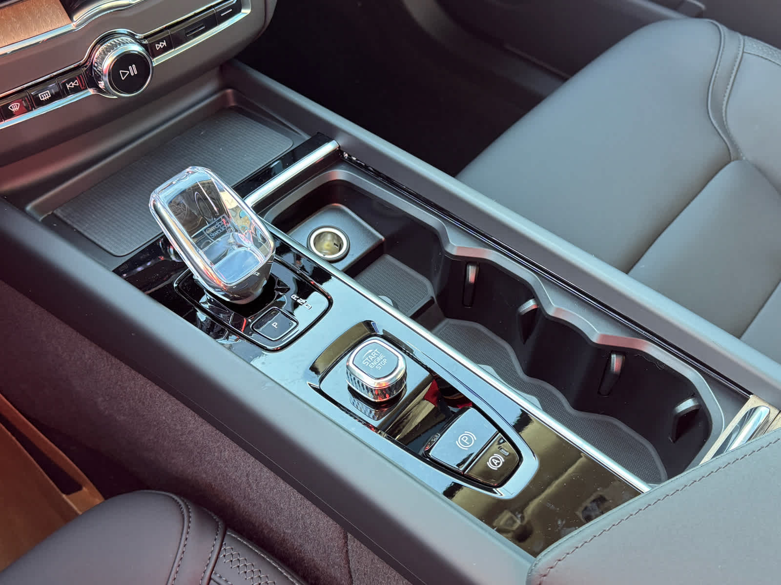 2026 Volvo XC60 Plus - Photo 27