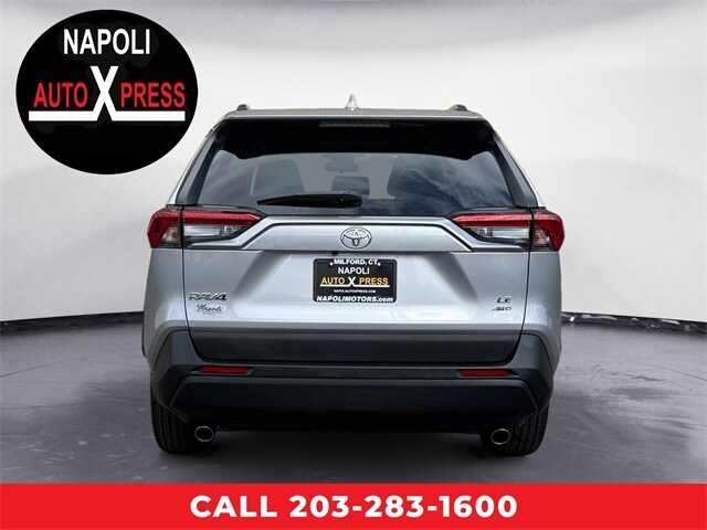 2020 Toyota RAV4 LE photo 4