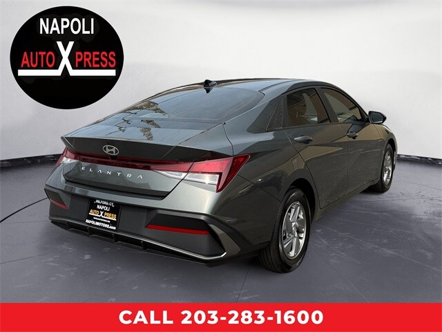 2025 Hyundai Elantra SE photo 3
