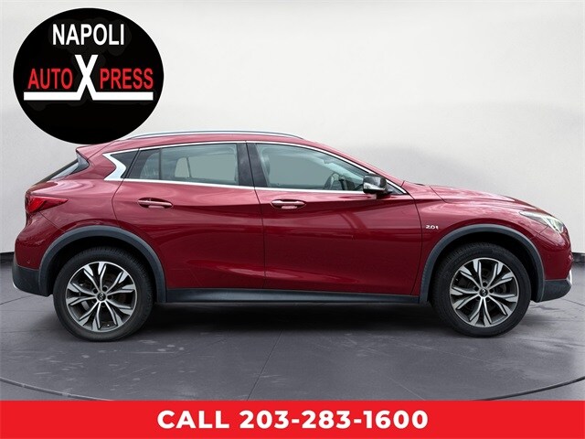 2017 Infiniti QX30 Premium photo 2