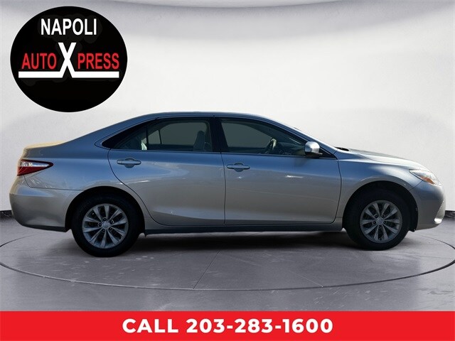 2017 Toyota Camry LE photo 2