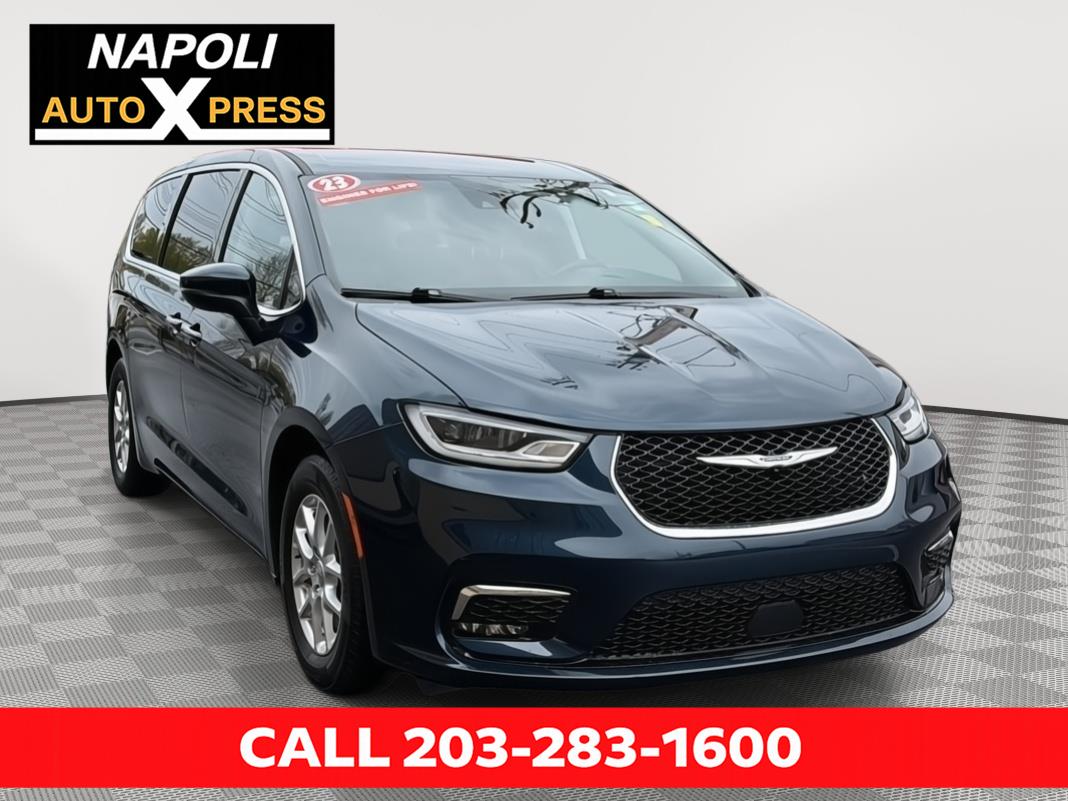 2023 Chrysler Pacifica Touring L's photo