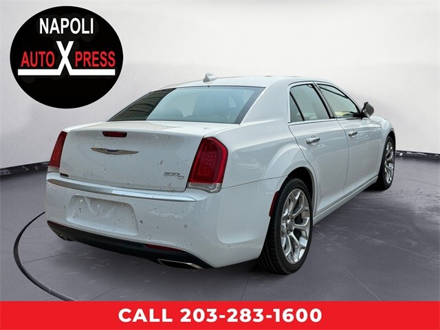 2018 Chrysler 300 C photo 3