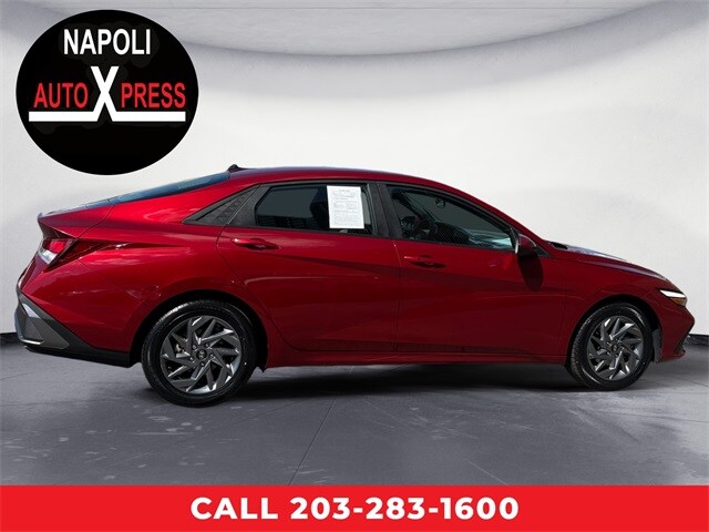 2024 Hyundai Elantra SEL photo 2