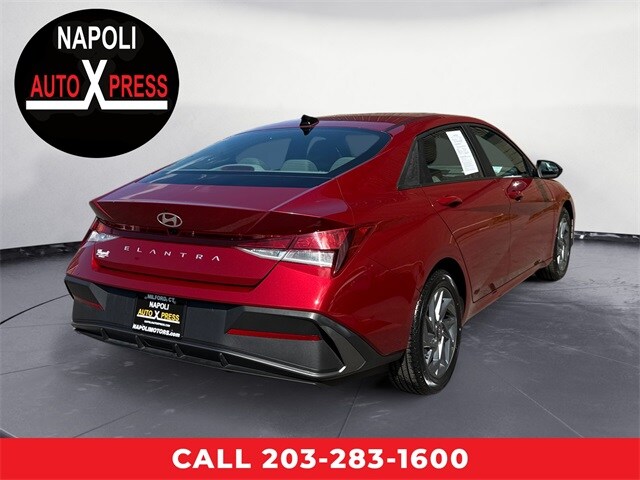 2024 Hyundai Elantra SEL photo 3