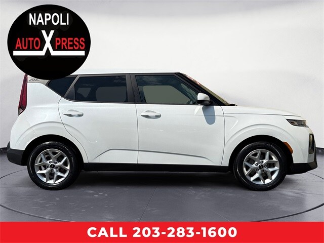 2022 Kia Soul LX photo 2