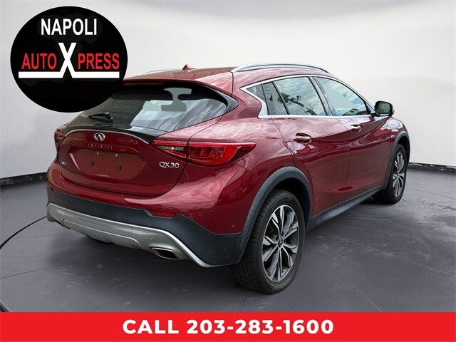 2017 Infiniti QX30 Premium photo 3