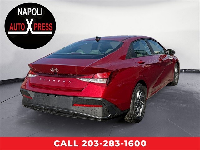2024 Hyundai Elantra SEL photo 3