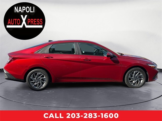 2024 Hyundai Elantra SEL photo 2