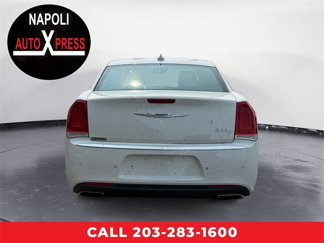 2018 Chrysler 300 C photo 4