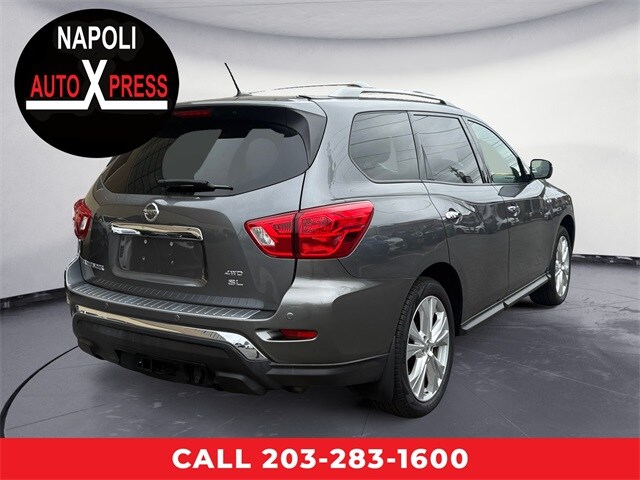 2018 Nissan Pathfinder SL photo 2