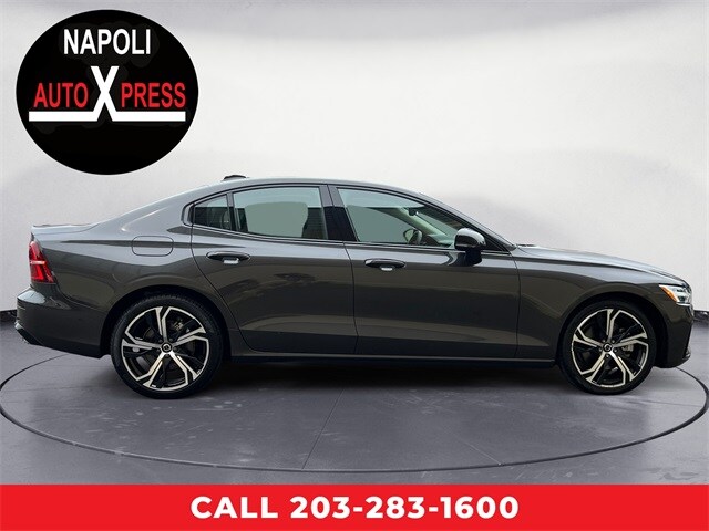 2024 Volvo S60 B5 Plus photo 2
