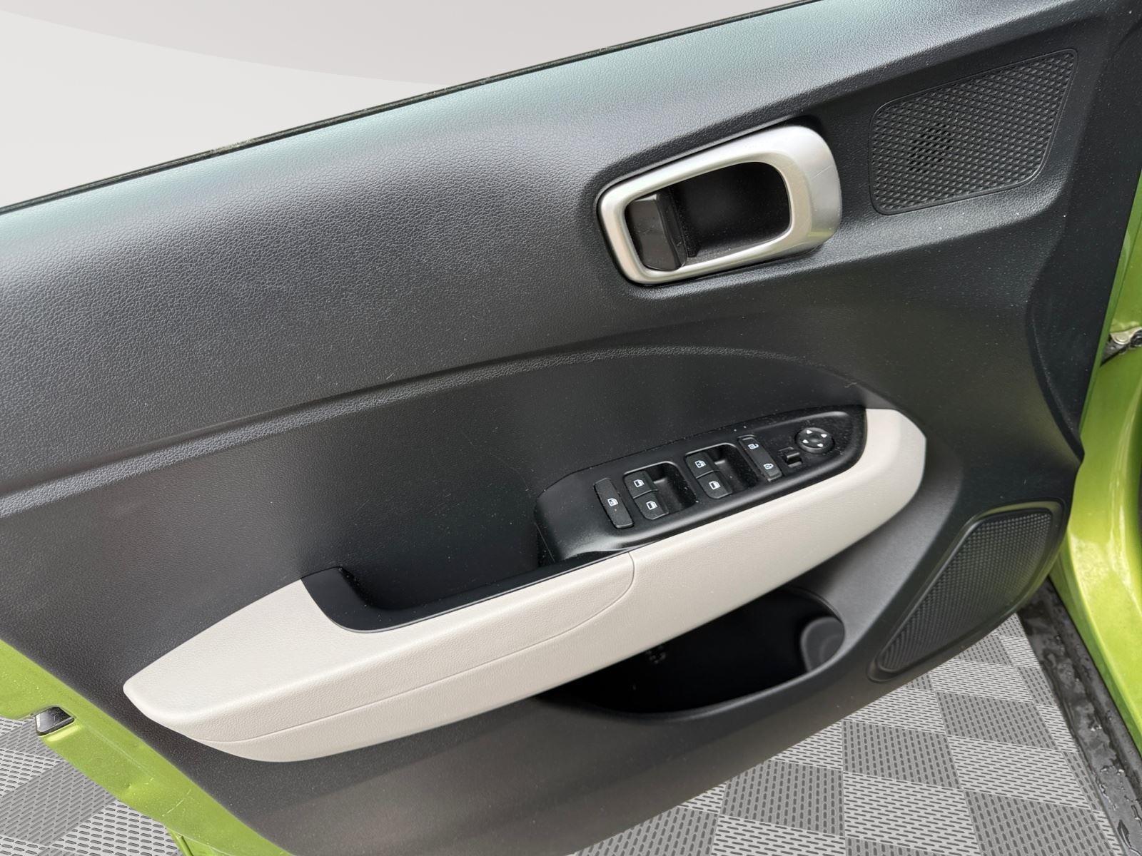 2023 Hyundai Venue SEL - Photo 15