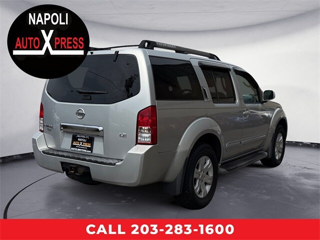 2005 Nissan Pathfinder LE photo 3