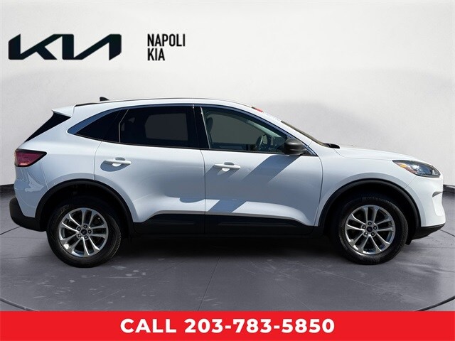 2022 Ford Escape SE photo 2