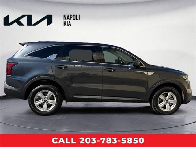 2022 Kia Sorento LX photo 2