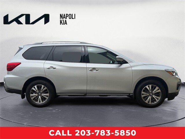 2017 Nissan Pathfinder SV photo 2