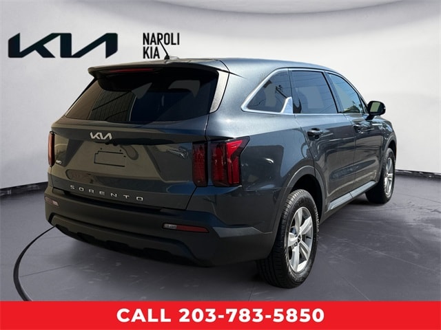 2022 Kia Sorento LX photo 2