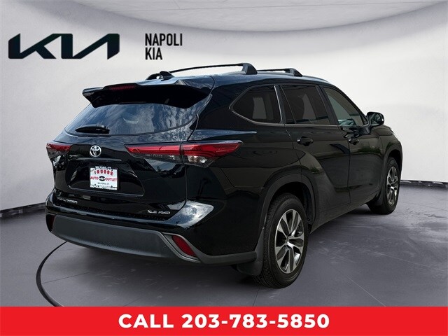 2023 Toyota Highlander L photo 3