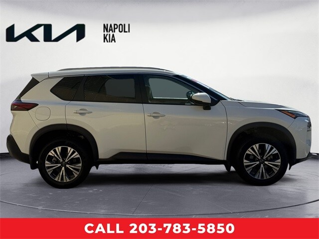 2022 Nissan Rogue SV photo 2