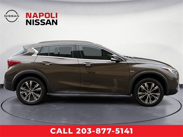 2017 Infiniti QX30 Luxury photo 2