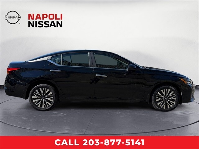 2024 Nissan Altima 2.5 SV photo 2