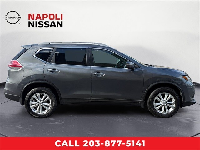 2015 Nissan Rogue SV photo 2
