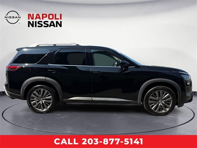 2022 Nissan Pathfinder SL photo 2