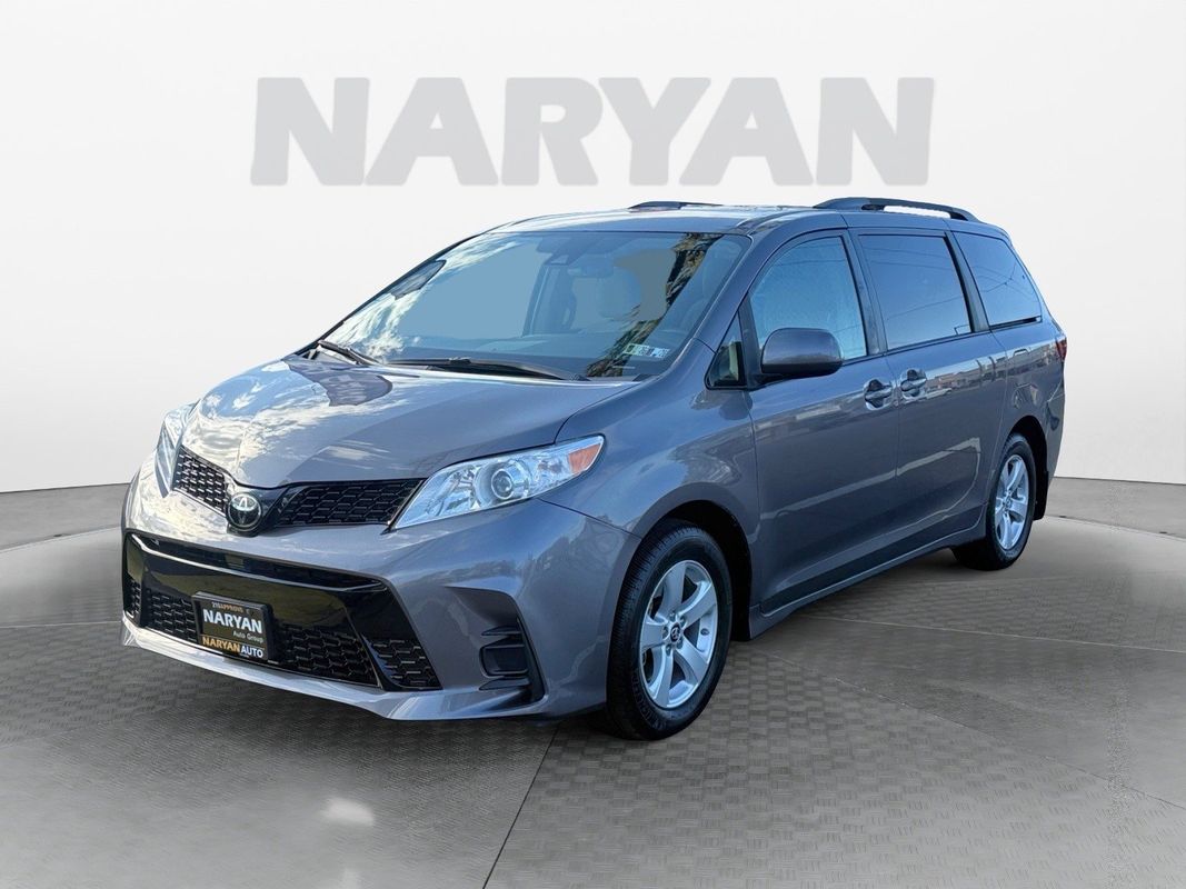2019 Toyota Sienna LE photo 3