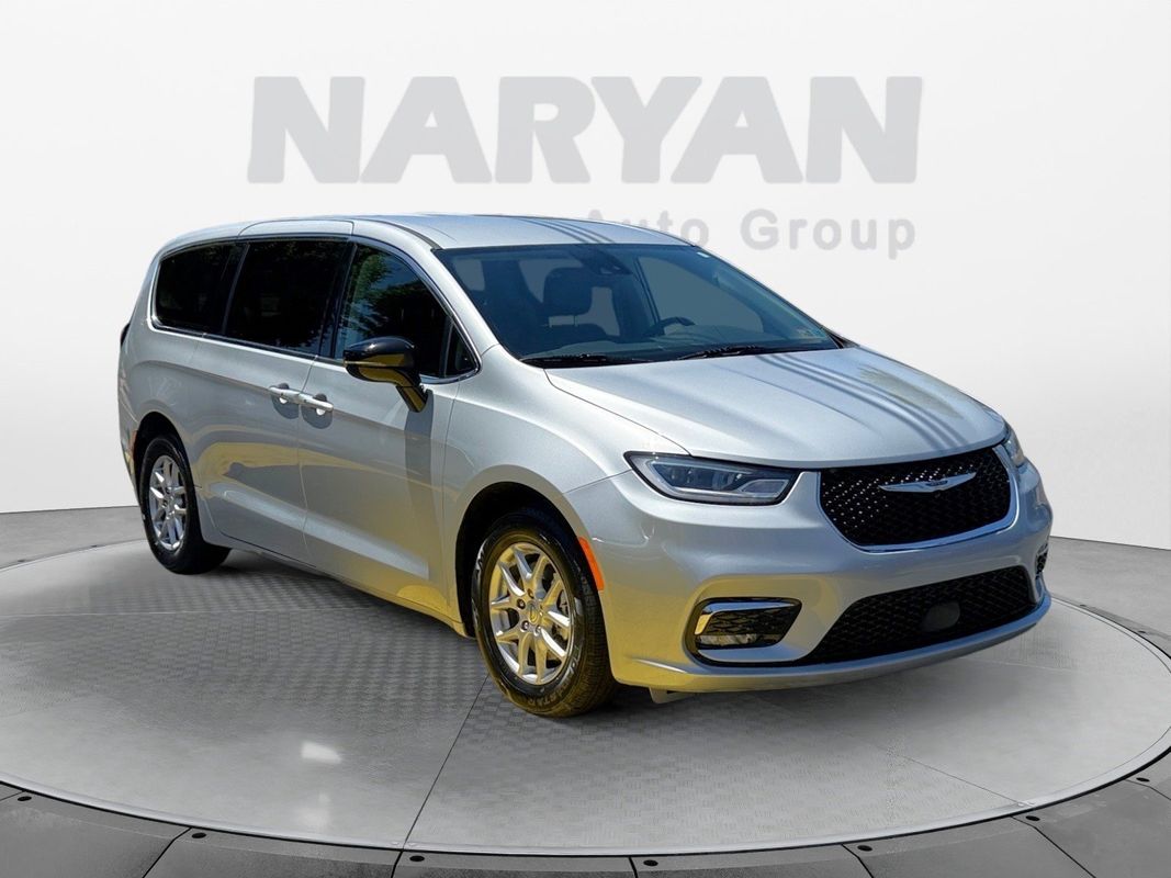 2024 Chrysler Pacifica Touring L's photo