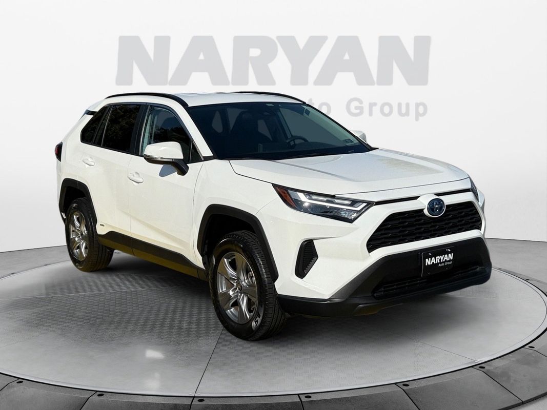 2024 Toyota RAV4 XLE's photo