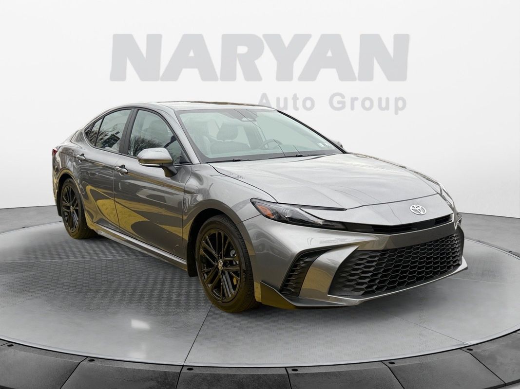 2025 Toyota Camry SE's photo