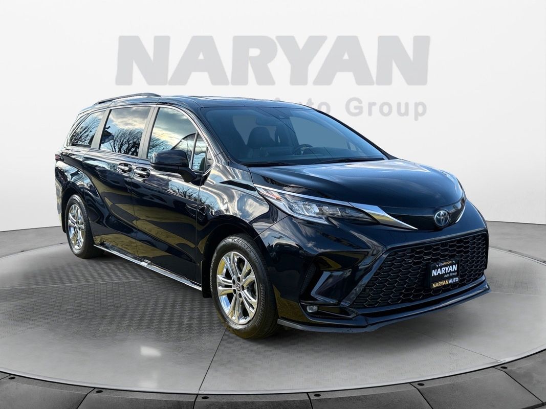 2022 Toyota Sienna XSE's photo