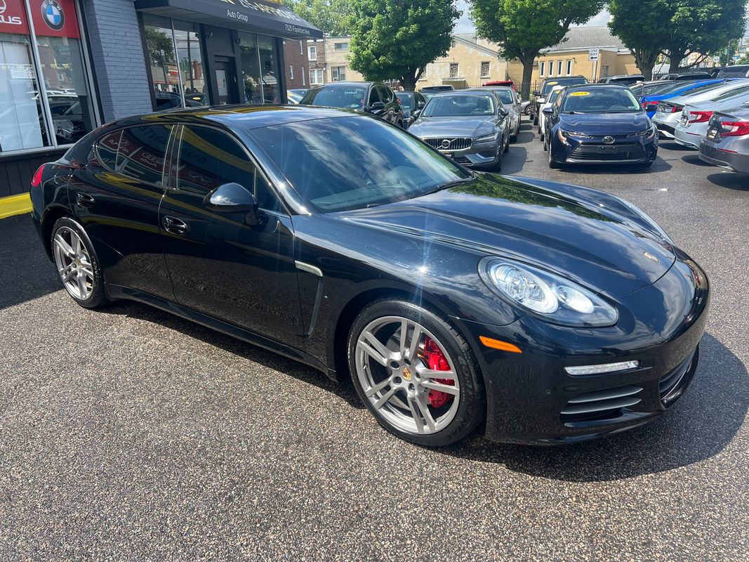 2016 Porsche Panamera 4 Edition's photo