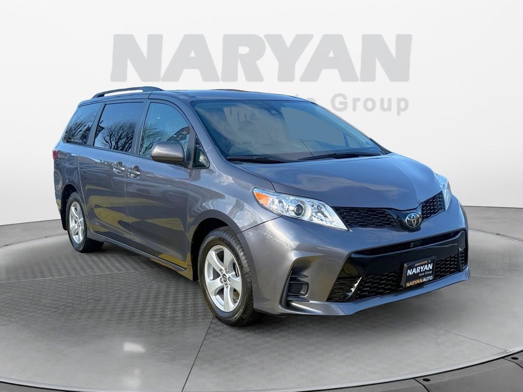 2019 Toyota Sienna LE's photo