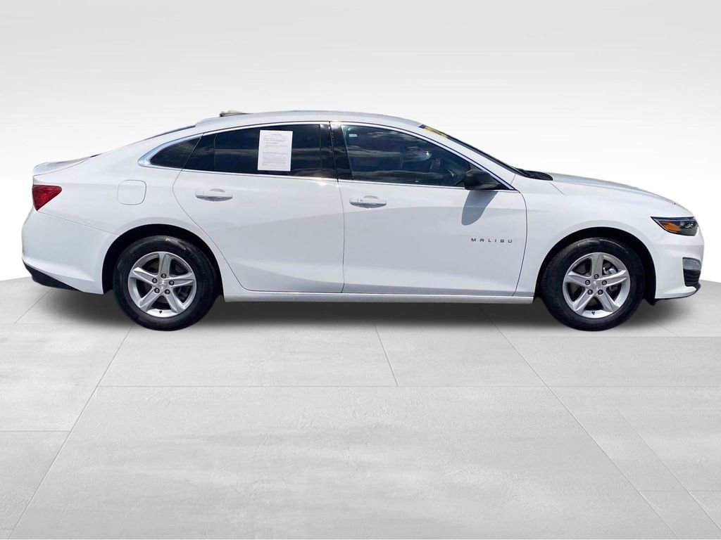 2022 Chevrolet Malibu photo 2