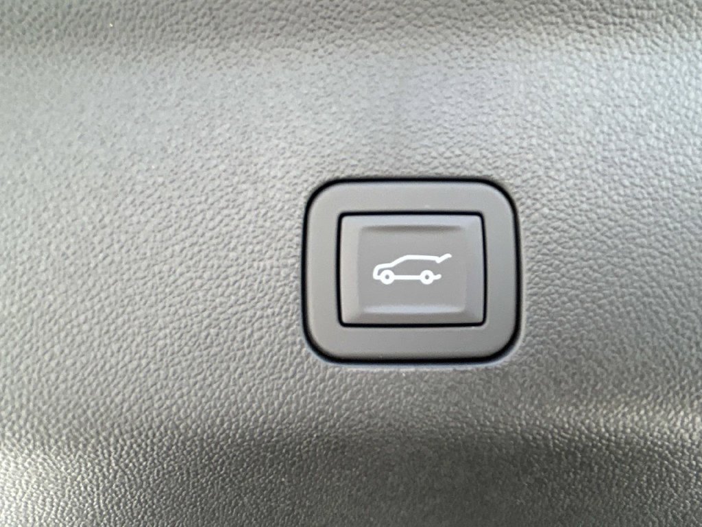 2027 Chevrolet Suburban Z71 - Photo 12
