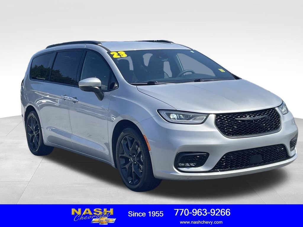 2023 Chrysler Pacifica Touring L's photo