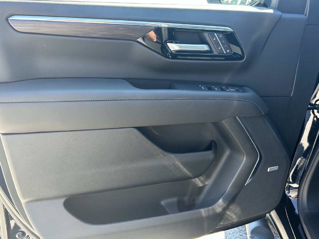 2027 Chevrolet Suburban Z71 - Photo 16