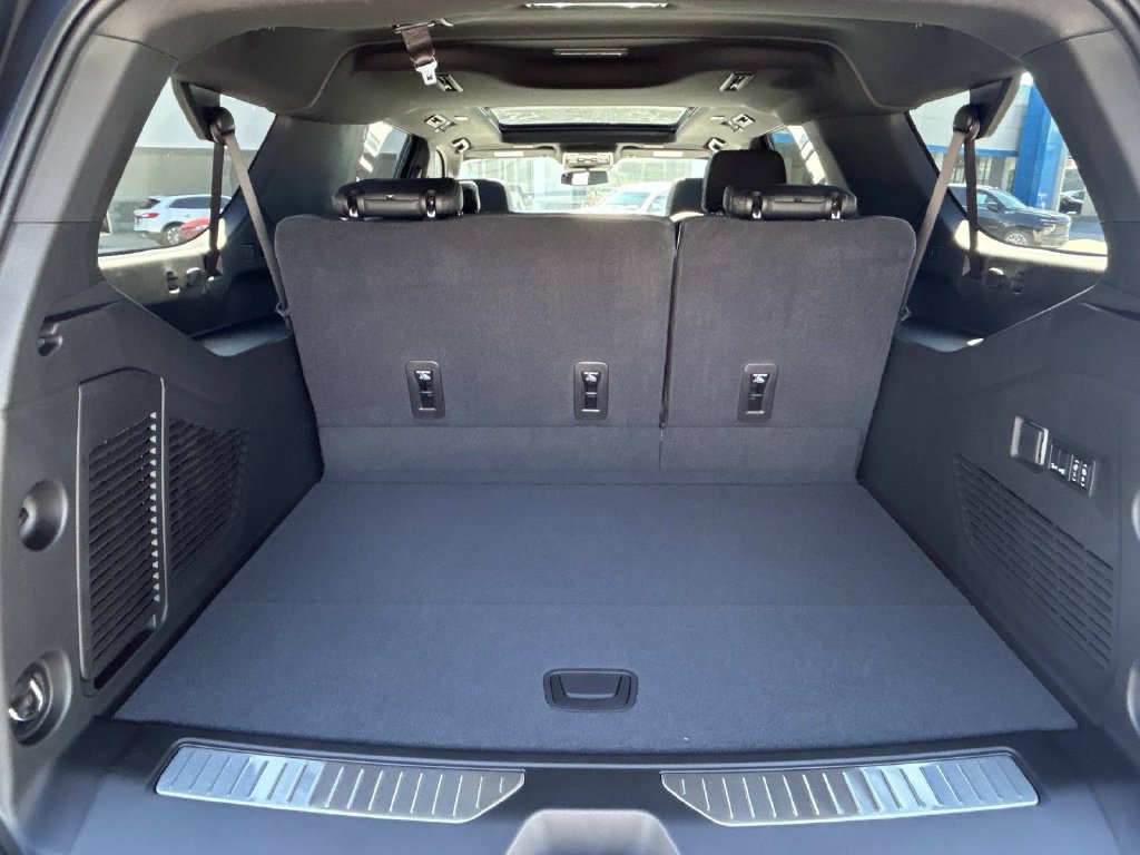 2027 Chevrolet Suburban Z71 - Photo 10