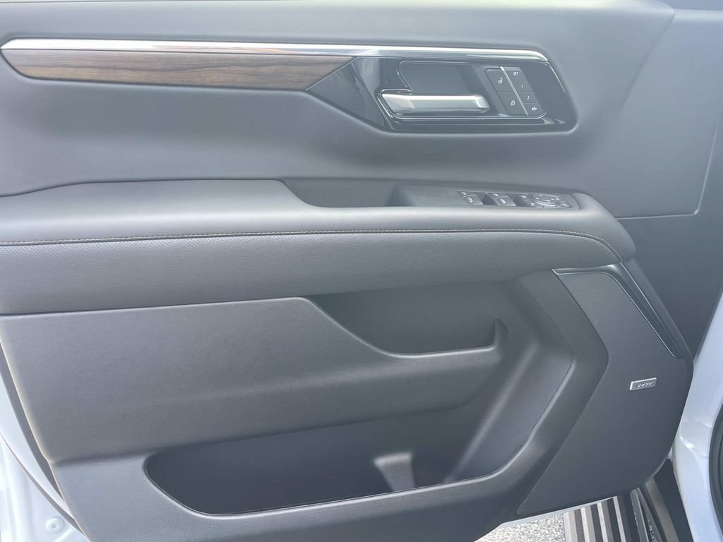 2026 Chevrolet Suburban High Country - Photo 16