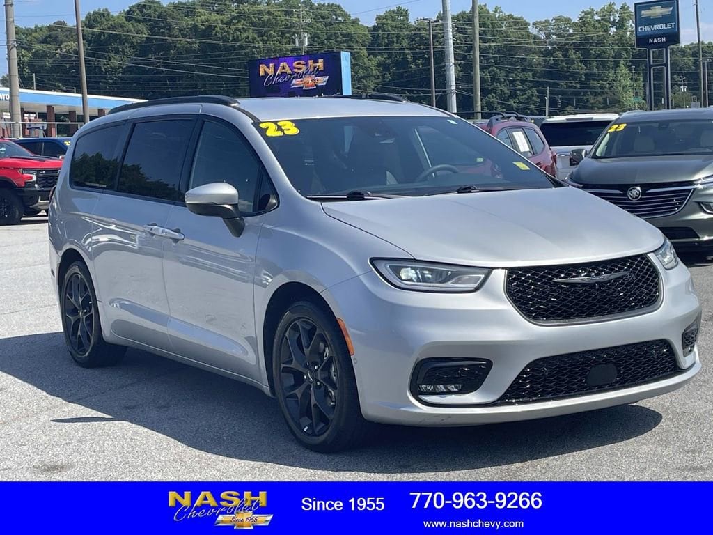 2023 Chrysler Pacifica Touring L's photo