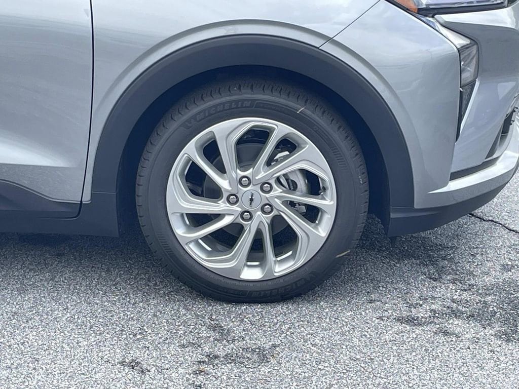 2027 Chevrolet Bolt LT - Photo 9