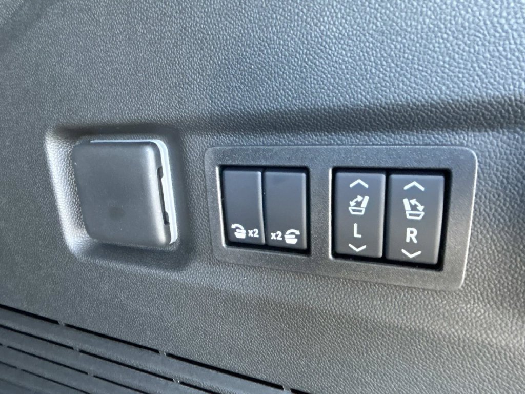 2027 Chevrolet Suburban Z71 - Photo 11