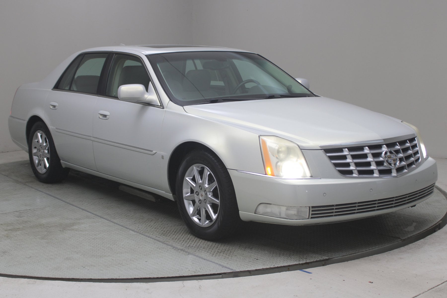 2010 Cadillac DTS Luxury Collection's photo